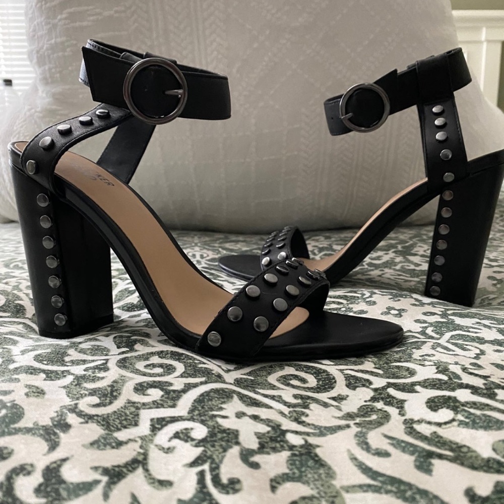 BLEECKER & BOND Carmen Sandal